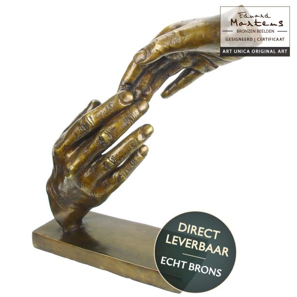 Reikende Handen bronzen beeld titel Reaching Hands van Eduard Martens