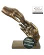 Reaching Hands bronzen beeld, elkaar de reikende hand toesteken van Eduard Martens